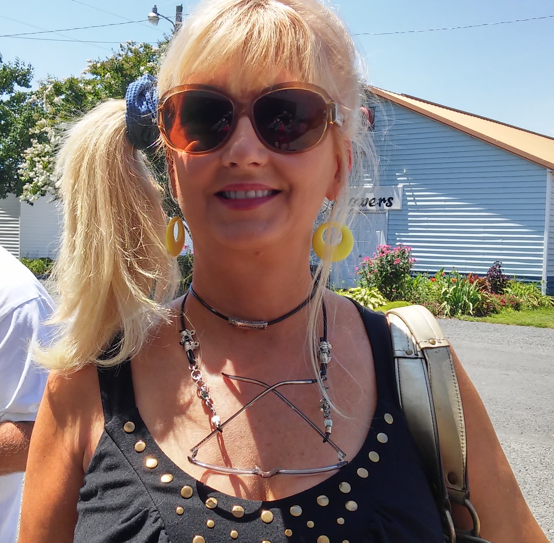 Southern Maryland Brewery Festival 2015- Customer Poses with Nikus Eyeglass Chain
