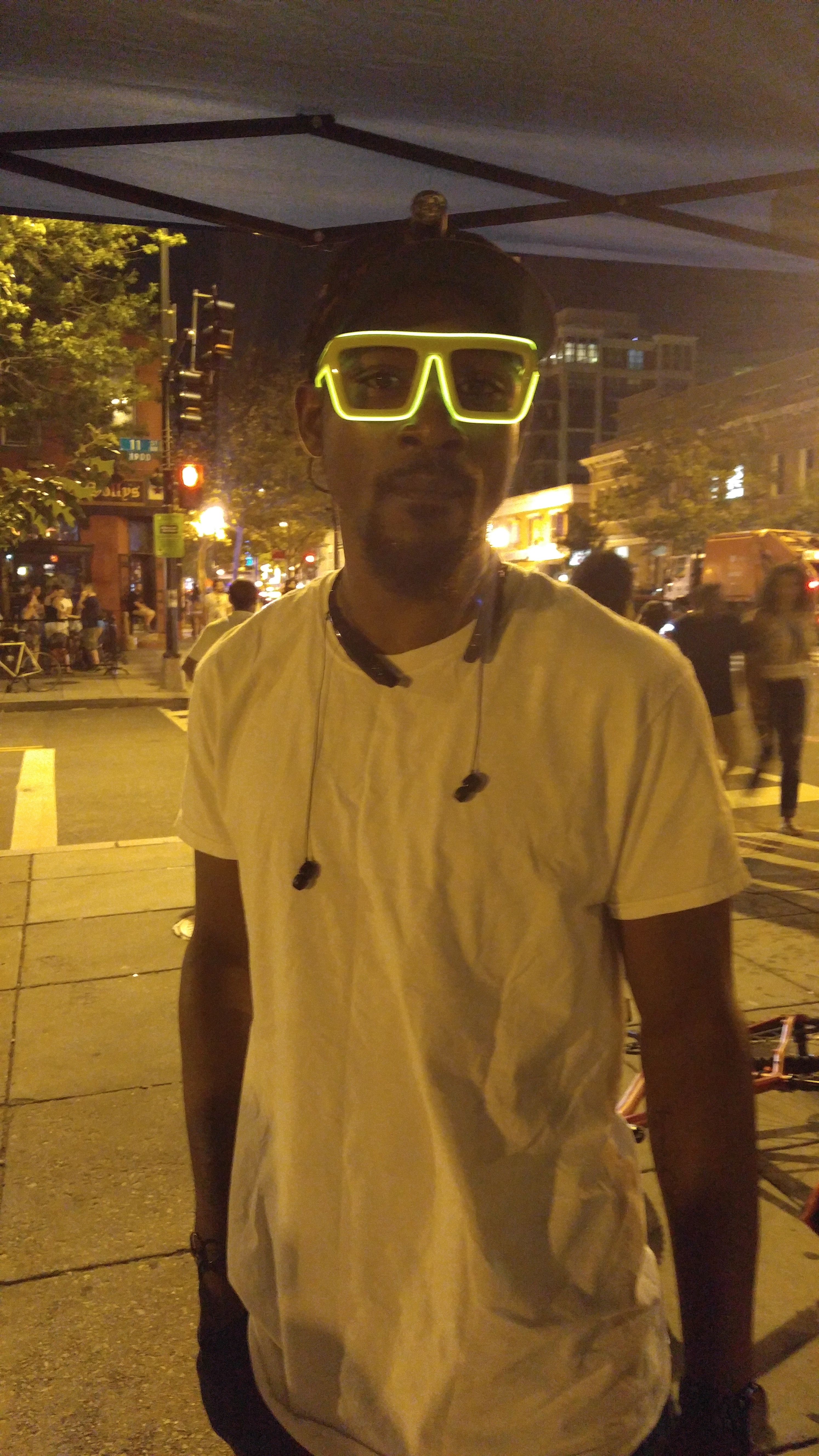 Customer wears LED glasses distributed by Nikus